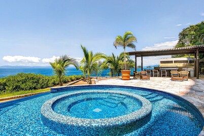Modern Condo With Ocean Views, Rooftop Infinity Pool & Central AC