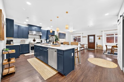 Luxury, Pet-friendly, Chef's Kitchen, Hot Tub, Spacious, and built in 2024