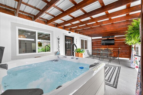 Luxury, Pet-friendly, Chef's Kitchen, Hot Tub, Spacious, and built in 2024