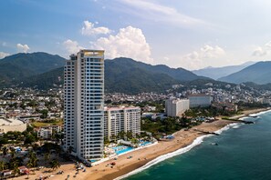 Beach nearby - Stylish Oceanfront Condo With Infinity Pool, Rooftop Deck & Beach Access (Puerto Vallarta)