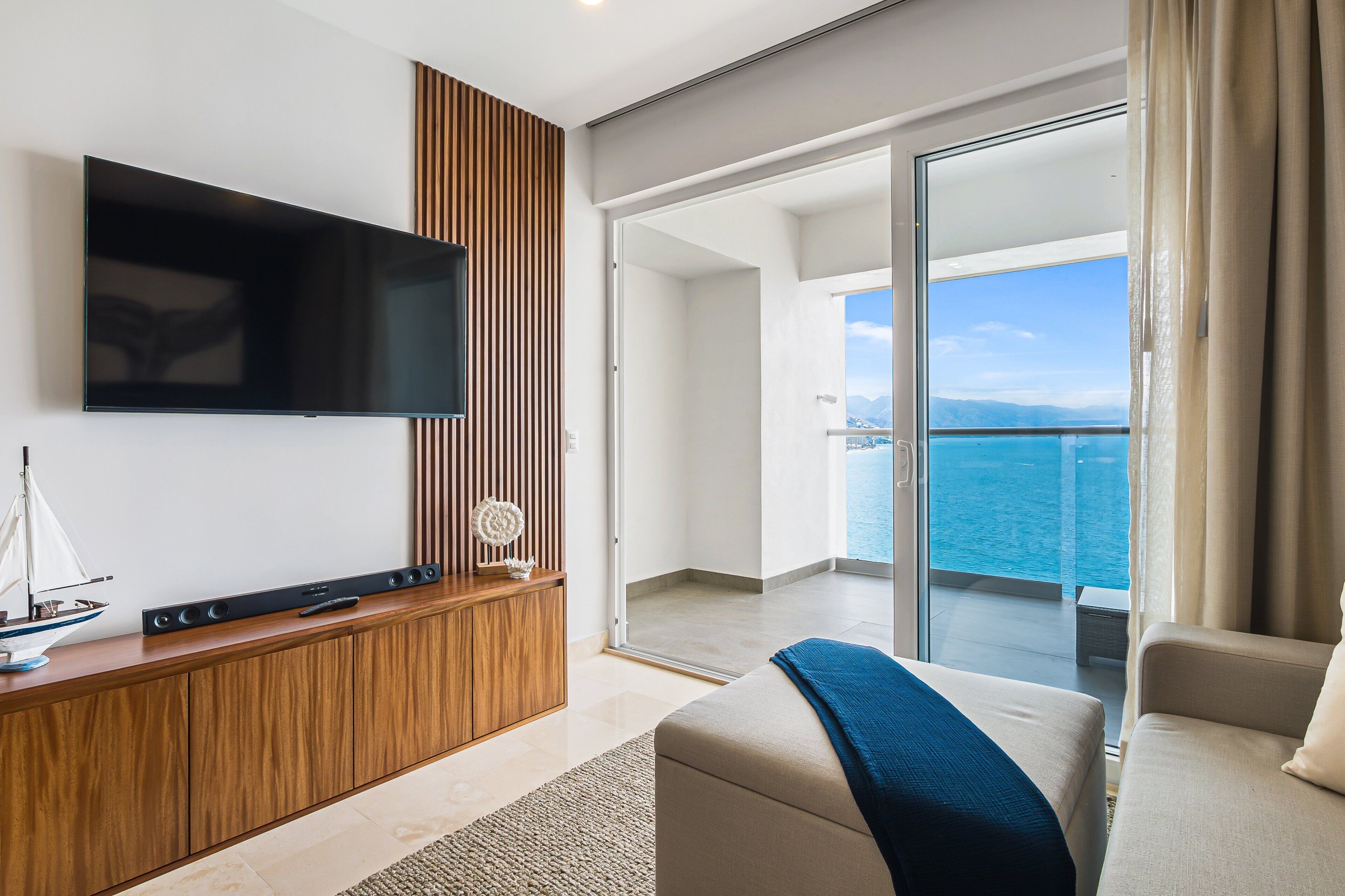 Condo, 1 cama King size y sofá cama, acceso a la alberca (Velvet Tide at Harbor 171 Torre Norte) | Área de sala de estar