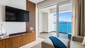 Condo, 1 cama King size y sofá cama, acceso a la alberca (Velvet Tide at Harbor 171 Torre Norte) | Área de sala de estar