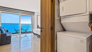 Condo, 1 cama King size, acceso a la alberca, vista al océano (Harbor 171 #711) | Lavandería