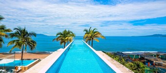 Modern Oceanfront Studio With Breathtaking Sunsets, Heated Pools & Beach Access