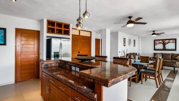 Condo, varias camas, balcón, vista al océano (Villas Altas Casa Luna #A3) | Interior