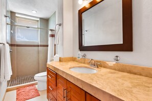 Apartamento, varias camas, balcón, vistas al mar (Villas Altas Casa Luna #A3) | Baño | Toallas