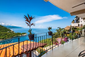 Condo, varias camas, balcón, vista al océano (Villas Altas Casa Luna #A3) | Terraza o patio