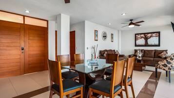 Condo, varias camas, balcón, vista al océano (Villas Altas Casa Luna #A3) | Interior