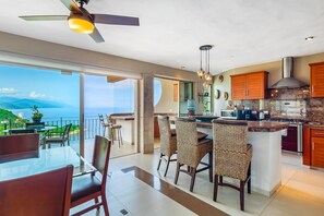 Condo, várias camas, sacada, vista para o oceano (Villas Altas Casa Luna #A3) | 2 quartos, individualmente decorados, individualmente mobiliados