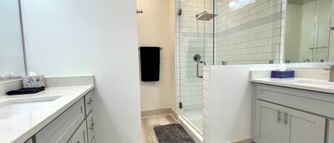 Douche, séchoir à cheveux, serviettes fournies, savon
