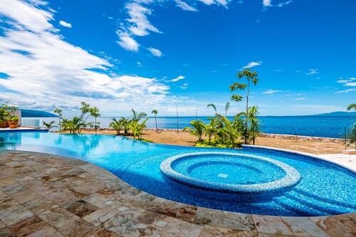 Exquisite Oceanfront Condo With Amazing Pool, Balcony & W/D