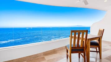 Condo, 1 cama King size, acceso a la alberca, vista al océano (Blue Horizon 203 at Residences) | Restaurante al aire libre