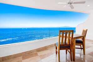 Apartment, 1 King-Bett, Poolzugang, Meerblick (Blue Horizon 203 at Residences) | Speisen im Freien