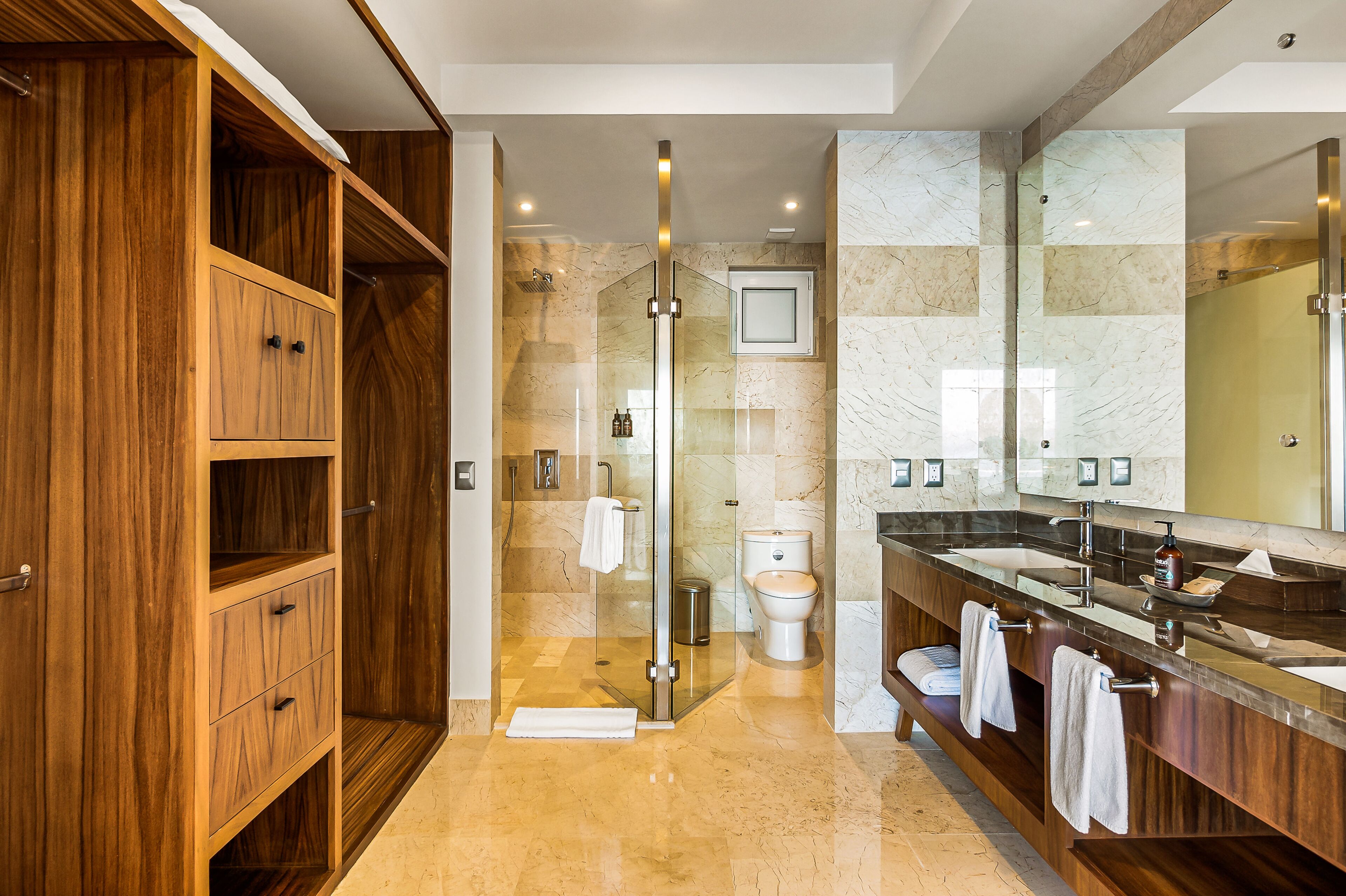 Condo, 1 giường cỡ king và sofa giường, có thể sử dụng hồ bơi (Blue Horizon 303 at Residences) | Phòng tắm | Khăn tắm 