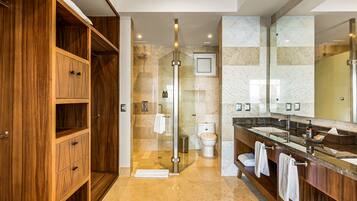 Condo, 1 giường cỡ king và sofa giường, có thể sử dụng hồ bơi (Blue Horizon 303 at Residences) | Phòng tắm | Khăn tắm