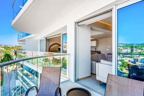 Terrace/patio - Bay-view Condo With Beachfront Access, Pools, Fitness Center, & Balconies (Bucerías)