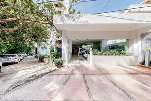 Property grounds - Central Puerto Vallarta Condo With Pool, Ocean Views & Fast Wifi - Walk to Beach (Puerto Vallarta)