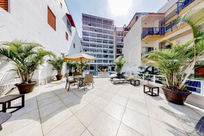 Departamento, varias camas, acceso a la alberca, vista al océano (Torre Malibu, Loft # 805) | Restaurante al aire libre