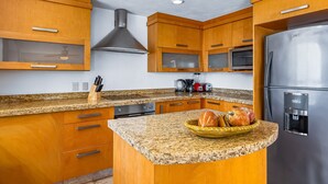 Condo, nhiều giường, có thể sử dụng hồ bơi, quang cảnh biển (Nitta Condo # 304 Penthouse) | Bếp riêng