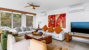 House, Multiple Beds, Pool Access, Ocean View (Grand Miramar APH1) | Living area