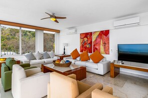 Nhà, nhiều giường, có thể sử dụng hồ bơi, quang cảnh biển (Grand Miramar APH1) | Khu phòng khách