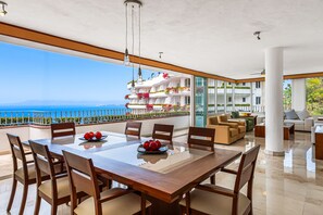 Ferienhaus, Mehrere Betten, Poolzugang, Meerblick (Grand Miramar APH1) | Speisen im Freien