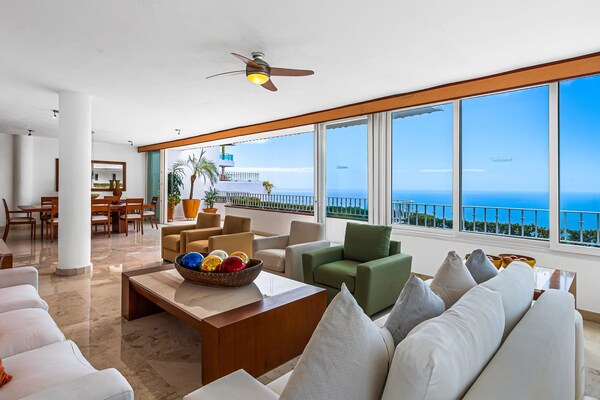 Elegant Oceanview Penthouse With Private Rooftop Jacuzzi, Pools & Spa Access - Puerto Vallarta