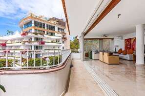 Ferienhaus, Mehrere Betten, Poolzugang, Meerblick (Grand Miramar APH1) | Ausblick vom Zimmer