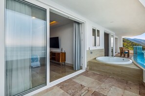 Uma casa de banho moderna com banheira, zona de duche e sanita.
