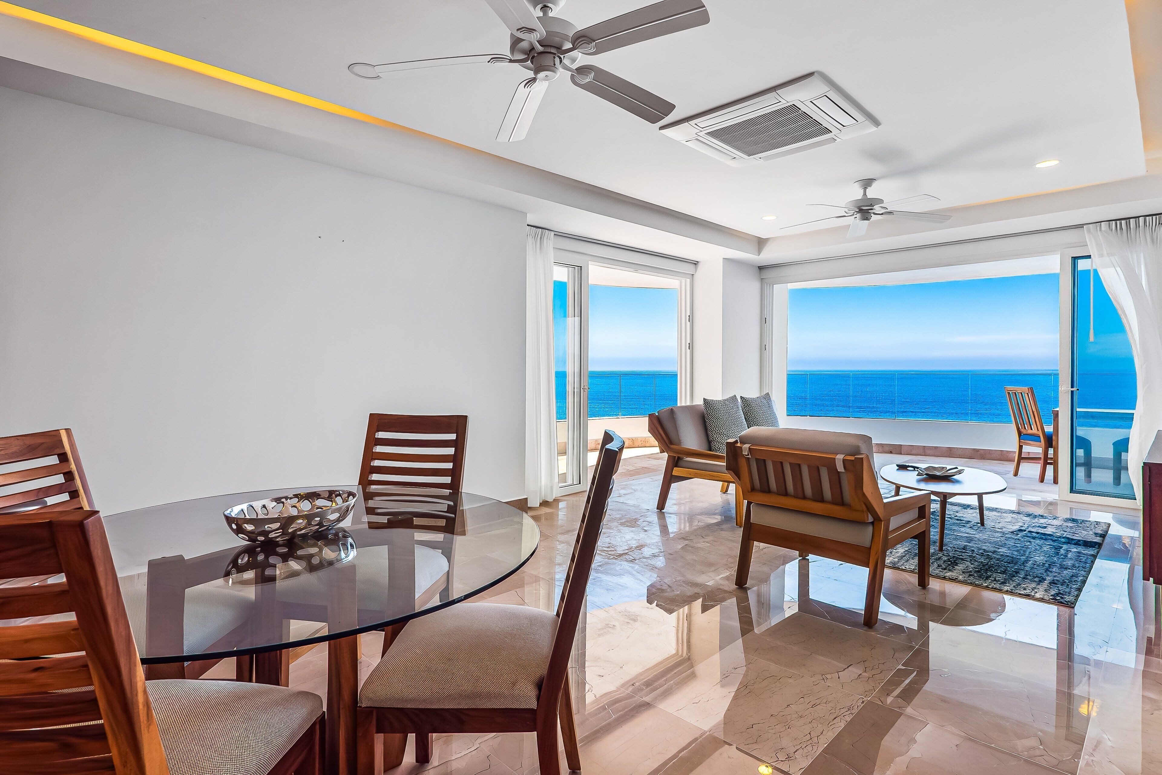 Apartamento, várias camas, acesso à piscina, vista para o oceano (Blue Horizon 1103 at Residences) | 2 quartos, individualmente decorados, individualmente mobiliados