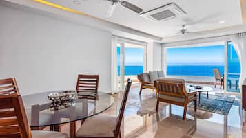Apartamento, várias camas, acesso à piscina, vista para o oceano (Blue Horizon 1103 at Residences) | 2 quartos, individualmente decorados, individualmente mobiliados