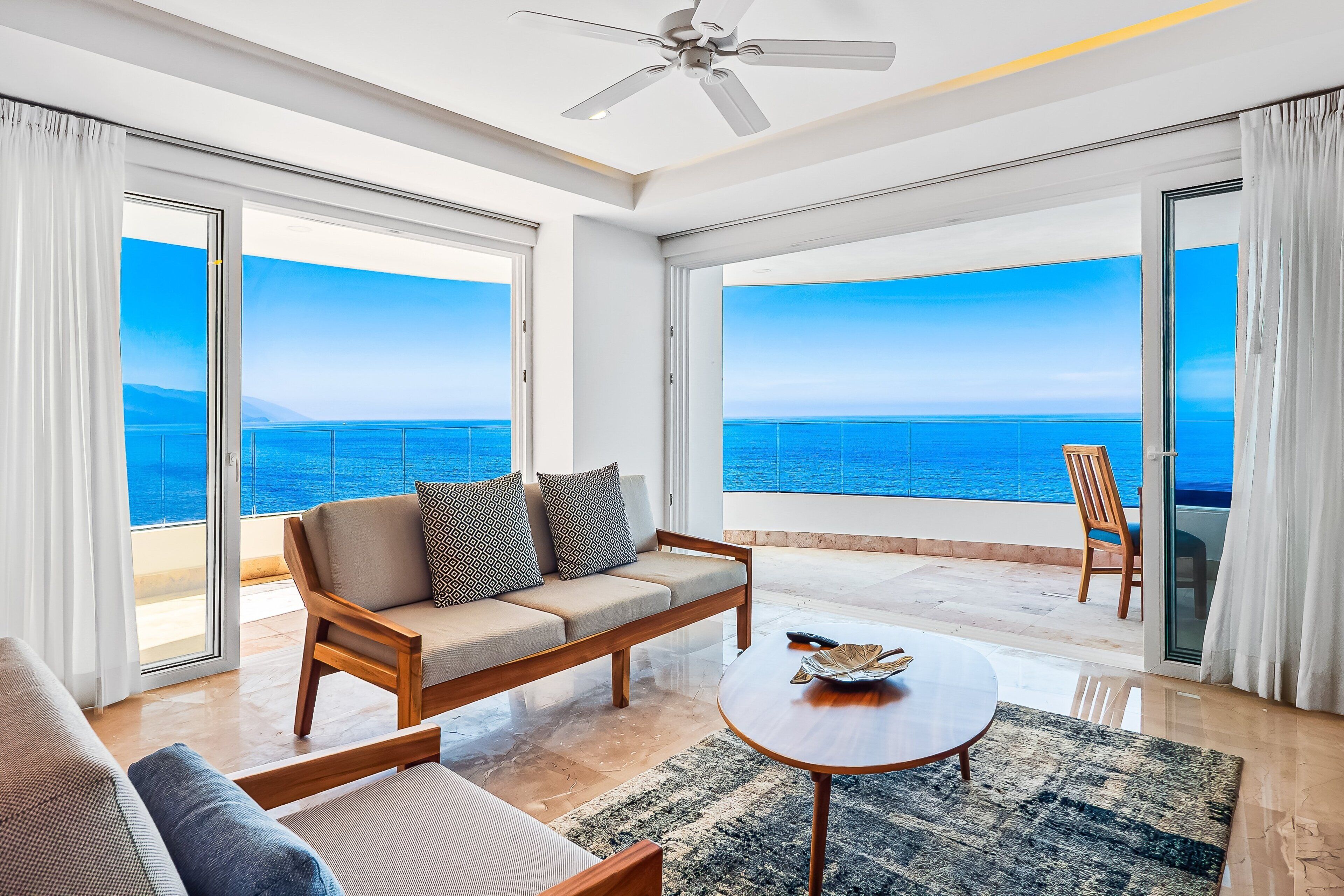 Apartamento, várias camas, acesso à piscina, vista para o oceano (Blue Horizon 1103 at Residences) | Área de estar