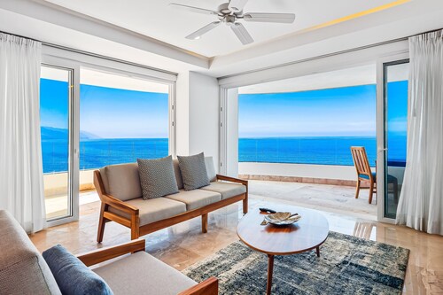 Stunning Oceanfront Apartment With Breathtaking Views and Luxurious Amenities
