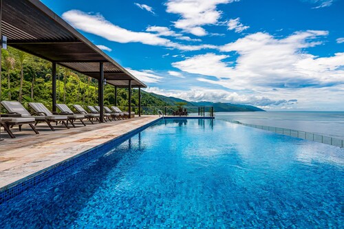 Stunning Oceanfront Apartment With Breathtaking Views and Luxurious Amenities