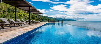 Stunning Oceanfront Apartment With Breathtaking Views and Luxurious Amenities