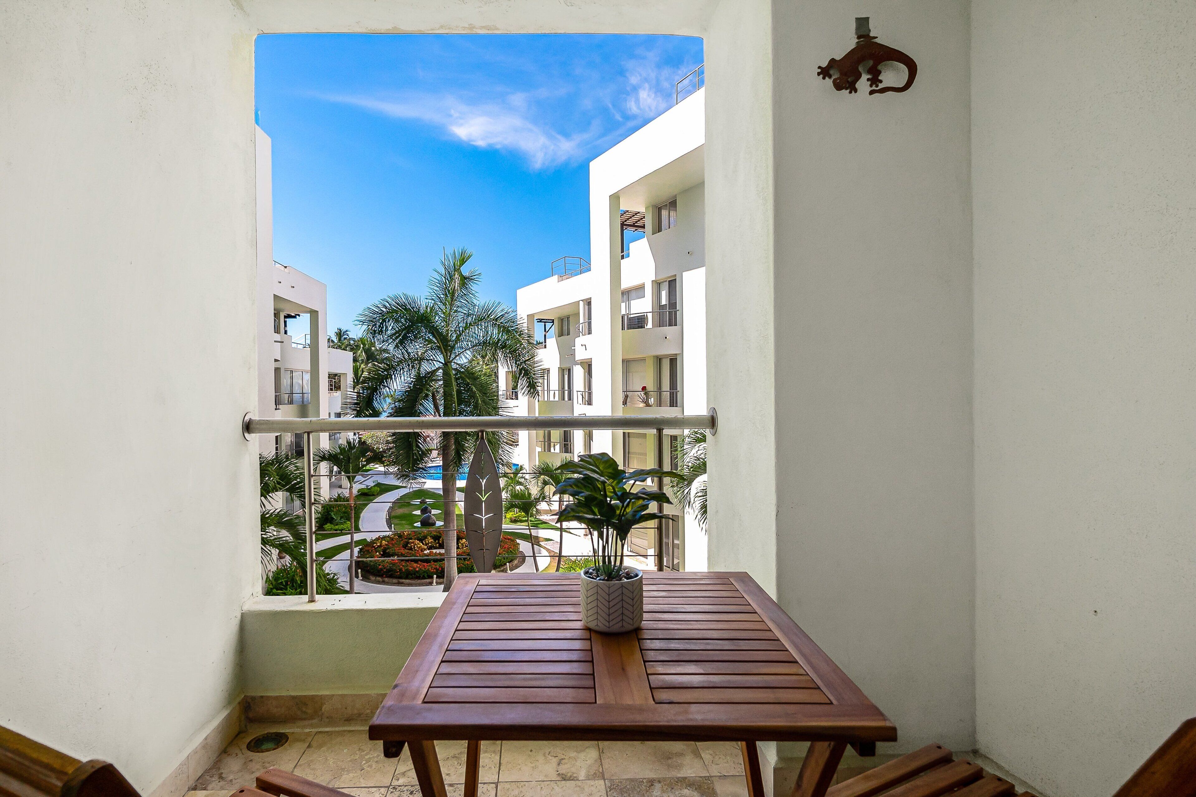 Condo, várias camas, acesso à piscina, vista para a praia (Nitta Condo # 206) | Vista do quarto
