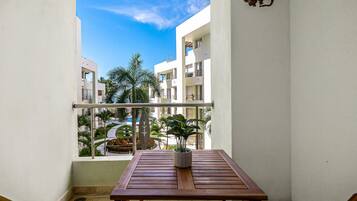 Condo, várias camas, acesso à piscina, vista para a praia (Nitta Condo # 206) | Vista do quarto