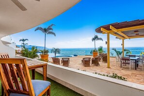 Condo, varias camas, acceso a la alberca, vista al océano (Blue Horizon 101 at Residences) | Restaurante al aire libre