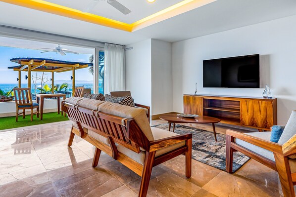 คอนโด, หลายเตียง, ใช้สระว่ายน้ำได้, วิวทะเล (Blue Horizon 101 at Residences) | บริเวณนั่งเล่น