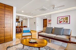 Condo, varias camas, acceso a la alberca, vista al océano (Blue Horizon 101 at Residences) | Área de sala de estar