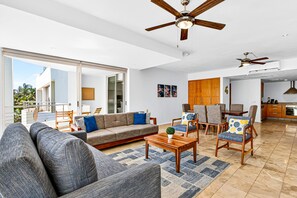 Apartamento, varias camas, acceso a la piscina, vistas a la piscina (Nitta Condo 303) | Interior