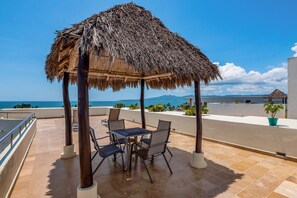 Outdoor dining - Bright Coastal Apartment With Pool, Balcony & Beach Access Close by (Nuevo Nayarit)