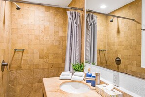 Apartamento, varias camas, acceso a la piscina, vistas a la piscina (Nitta Condo 303) | Baño | Toallas