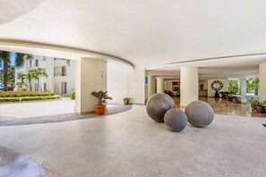 Terrace/patio - Ocean-view Condo With Pools, Roof Deck, Lounge, Private Balcony, & AC (Nuevo Nayarit)