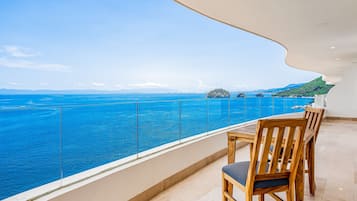 Apartamento, várias camas, sacada, vista para o oceano (Blue Horizon 804 at Residences) | Vista do quarto