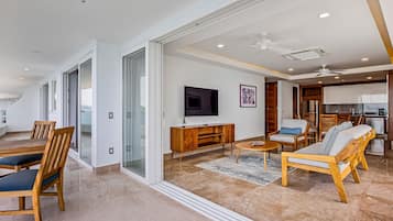 Departamento, varias camas, balcón, vista al océano (Blue Horizon 804 at Residences) | Área de sala de estar