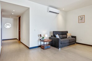 Condo, 1 cama King size y sofá cama, balcón, vista a la ciudad (V Golf 601) | Área de sala de estar