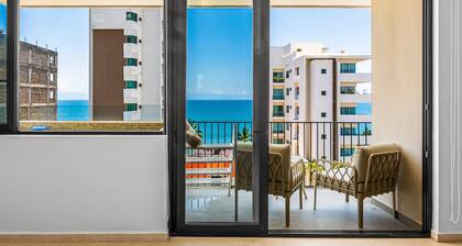 Modern Condo With Infinity Pool, Wifi, Plunge spa & Ocean-view Balcony