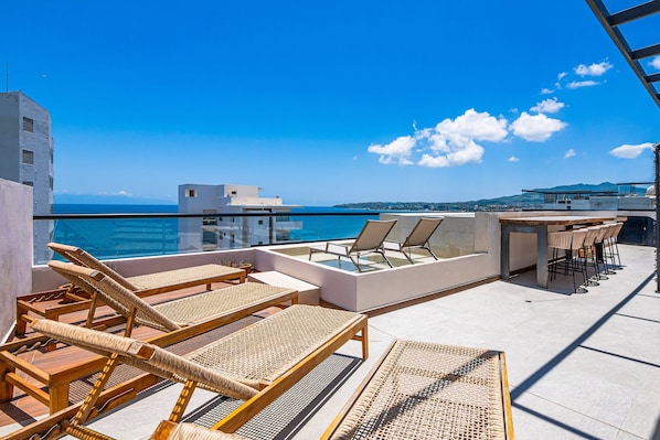 Outdoor dining - Modern Condo With Infinity Pool, Wifi, Plunge spa & Ocean-view Balcony (Bucerías)