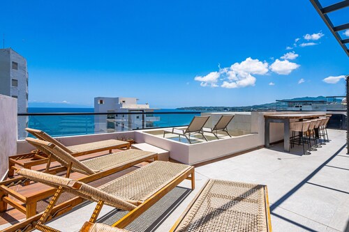 Modern Condo With Infinity Pool, Wifi, Plunge spa & Ocean-view Balcony